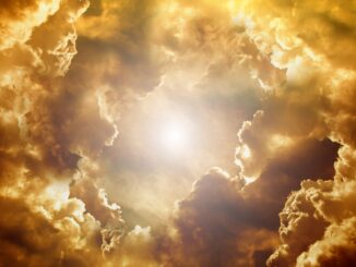 Himmel mit Wolken in dem die Sonne durchleuchtet
