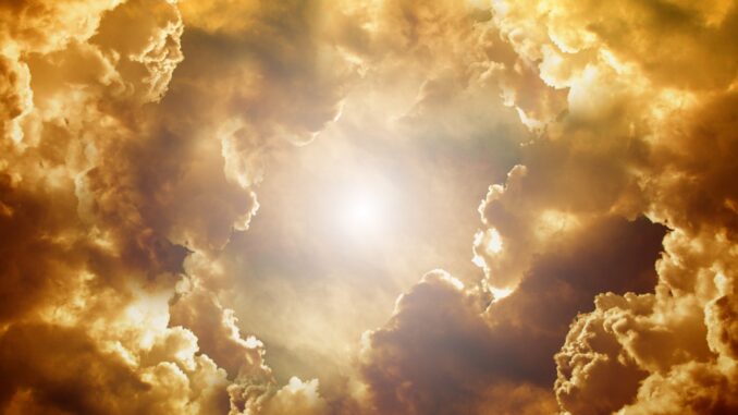 Himmel mit Wolken in dem die Sonne durchleuchtet