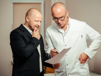 Arzt steht Mitglied der Besuchkommission Rede und Antwort